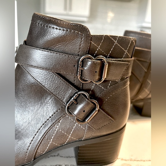 UNISA Woman’s vegan leather Zipper Boots ~ size 7 - Picture 5 of 8